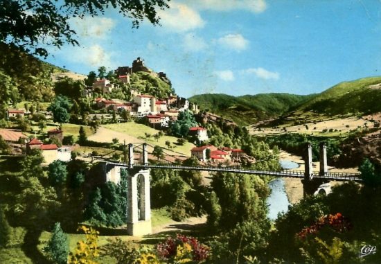 Pont suspendu reliant Saint-Ilpize et Villeneuve-d'Allier (Haute-Loire)