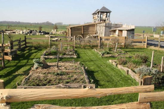 Le site de construction du village médiéval, à Lassigny, en 2016