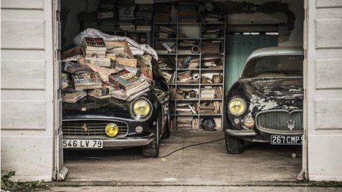 A gauche, la Ferrari 250 California ayant appartenu à Alain Delon