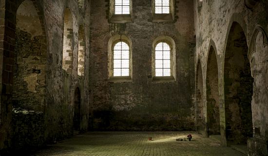 L'abbatiale à l'architecture élancée et dépouillée