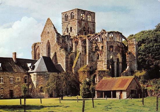 Abbaye de Hambye (Manche). L'église abbatiale vue de l'abside et la tour lanterne