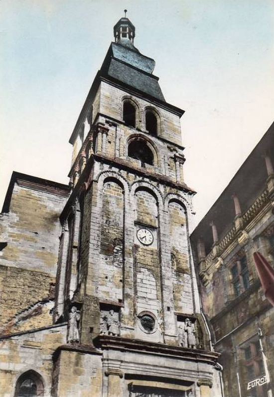 L'abbaye de Sarlat fut reconstruite entre 1125 et 1160. De cette époque il subsiste la tour surmontant le porche de l'actuelle cathédrale Saint-Sacerdos de Sarlat