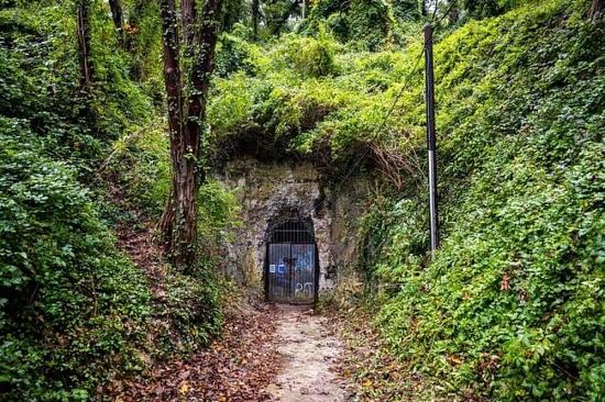 L'une des entrées de la mystérieuse cavité du Val-Criquet, creusée par les Allemands à Fécamp (Seine-Maritime) pendant la Seconde Guerre mondiale