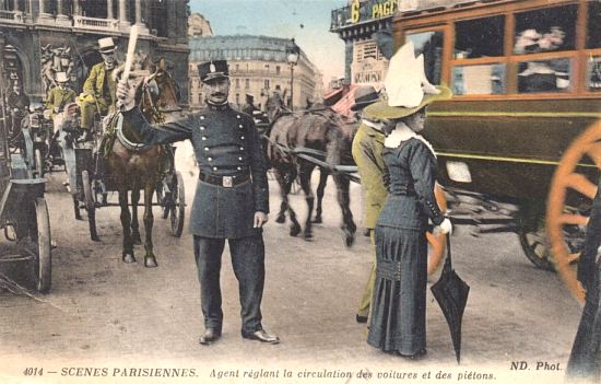 Agent réglant la circulation des voitures et des piétons à Paris au début du XXe siècle