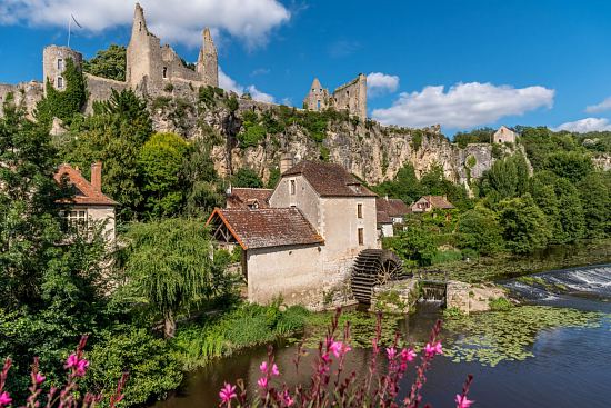 Le moulin à eau et les ruines du château féodal d'Angles-sur-Anglin (Vienne)