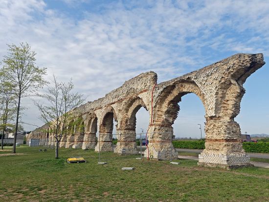File d'arches de l'aqueduc du Gier sur le site du Plat de l'Air