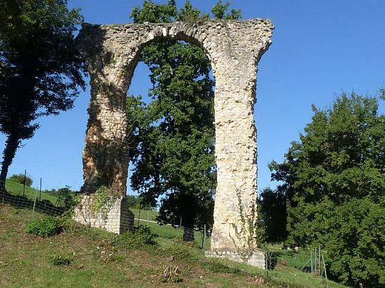 Partie émergente de l'aqueduc (l'aqueduc est à 90% souterrain