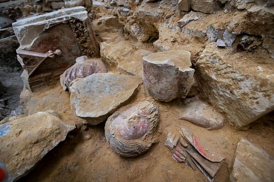 Détail des blocs sculptés du jubé du XIIIe siècle détruit au début du XVIIIe siècle