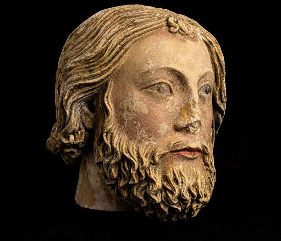 Tête de personnage biblique après nettoyage et stabilisation de la polychromie du XIIIe siècle