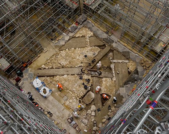 Vue générale de la fouille de la croisée du transept de Notre-Dame depuis les échafaudages