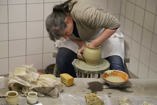 Tournage expérimental à partir de l'argile prélevé à Sevrey, au centre Inrap de Dijon (Côte-d'Or)