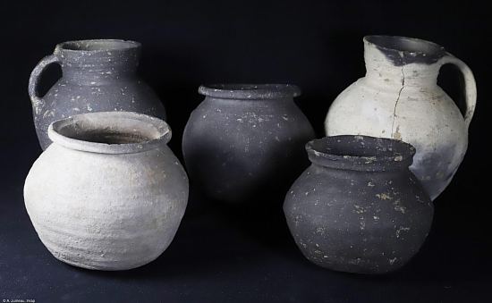Pots et pichets en céramique grise rugueuse du XIIIe siècle découverts rue Sénateur Gillot à Sevrey (Saône-et-Loire)