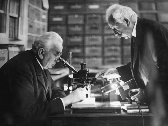 Auguste et Louis Lumière dans leur laboratoire