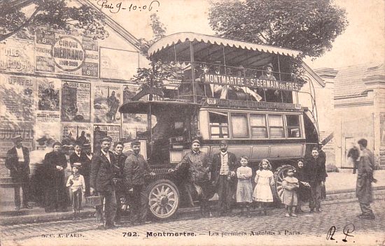 Un autobus P2 de la firme Brillié-Schneider en 1906, mis en service sur la ligne AM (Montmartre-Saint-Germain-des-Prés) et se trouvant ici à la station de Montmartre