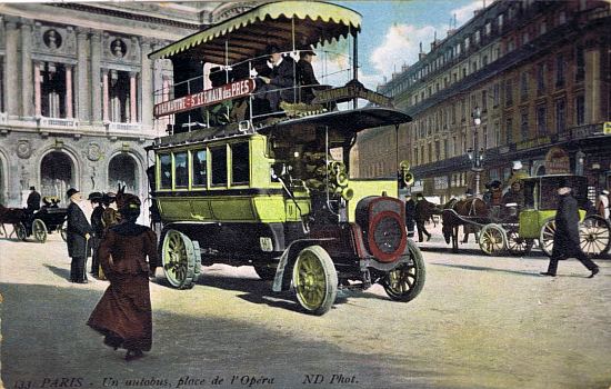 Un autobus de la ligne Montmartre-Saint-Germain-des-Prés, place de l'Opéra
