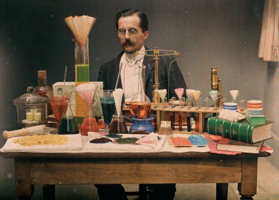 Portrait de Jean Paris, ingénieur chimiste, dans le laboratoire des Usines Lumière à Monplaisir, 1907. Photographe anonyme