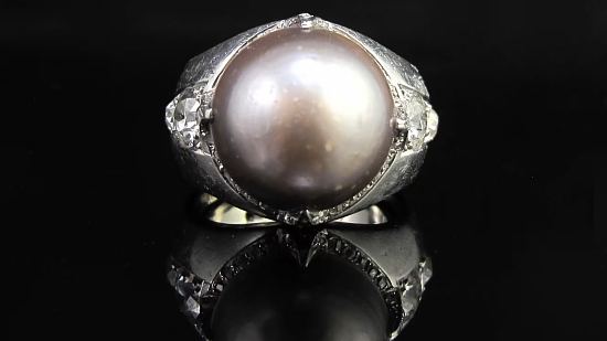 Exposition Paris, Capitale de la Perle à l'École des arts joailliers à Paris : bague Georges Fouquet, vers 1920, avec perle fine, diamants, platine. Collection Faerber