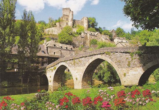 Belcastel (Aveyron). Son pont et son château