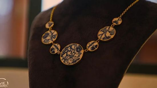 Un collier de faïence créé par Clélia