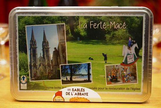 La boîte de biscuits à l'effigie de l'église de La Ferté-Macé