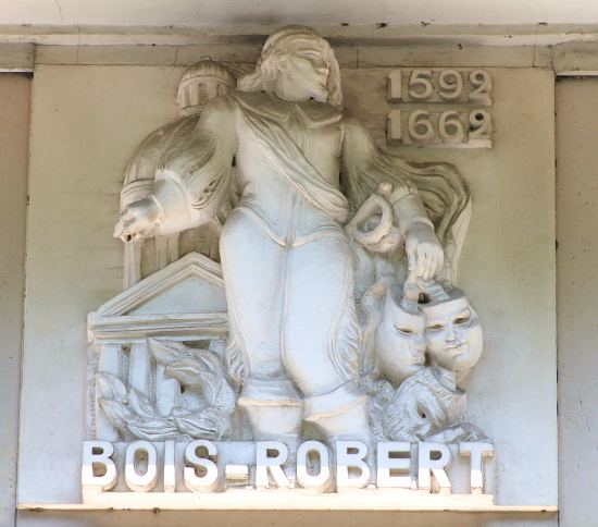 Bas-relief représentant Boisrobert sur la façade de l'hôtel Malherbe à Caen