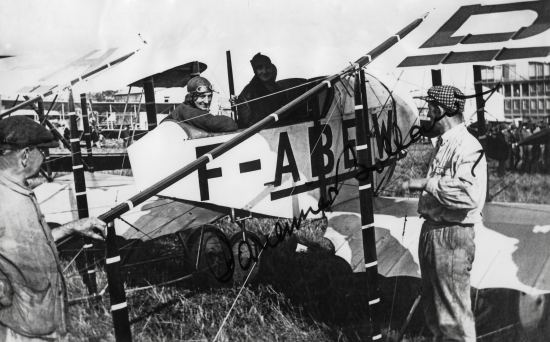 Adrienne Bolland après sa traversée des Andes sur son Caudron G.3, F-ABEW (photographie signée en son centre par Adrienne Bolland)