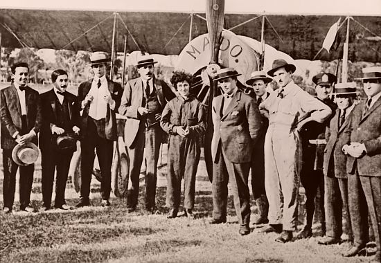 Adrienne Bolland (au centre) à l'arrivée devant son avion. Photographie publiée dans Le Miroir des Sports du 11 août 1921