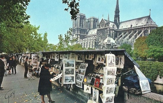 Le Quai Montbello et les bouquinistes à Paris. Au fond, la Cathédrale Notre-Dame