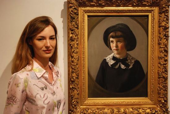Louise Bourgoin devant le portrait de Guy Wilthew Junior