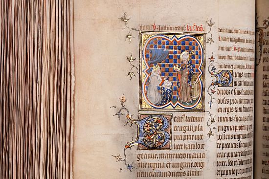 Bréviaire à l'usage de la Sainte-Chapelle. F. 304v. Sanctoral, le roi de France en prière devant saint Louis de Toulouse, miniature exécutée par le Maître du livre du sacre de Charles V