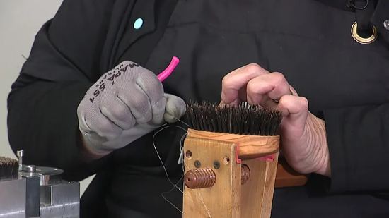 Les brosses à cheveux de luxe sont empoilées à la main avec du fil de pêche et des poils de sanglier