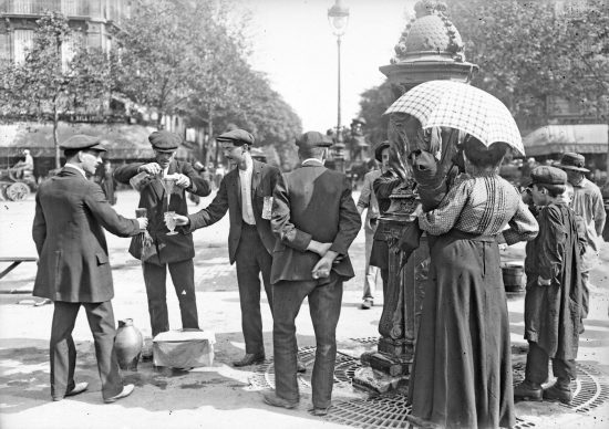 La chaleur à Paris en 1911 (groupe de personnes se faisant servir de l'eau près d'une fontaine Wallace)