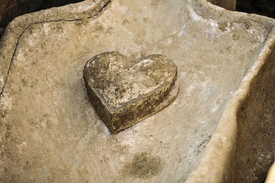 Vue de détail du cœur en plomb posé sur l'un des sarcophages. La présence de cette relique signe en général une pratique d'embaumement, un rituel funéraire réservé aux élites (fouille de Flers, 2014)