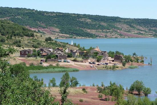 Village de Celles et lac du Salagou (Hérault)