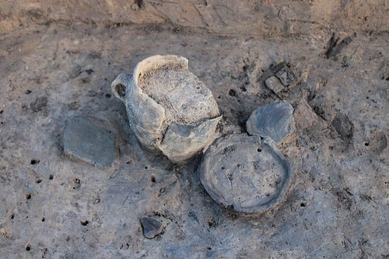 Céramiques en place dans une couche de comblement d'une fosse d'habitat