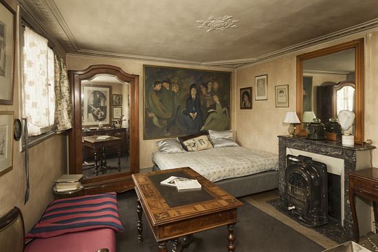 Chambre de Guillaume Apollinaire au 202 boulevard Saint-Germain à Paris, appartement qu'il occupa dès 1913. Photographie d'époque colorisée ultérieurement