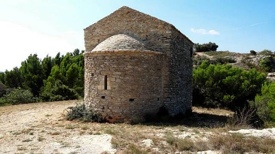 Chapelle Saint-Baudile sur la montagne surplombant Mornas