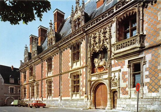 Façade extérieure de l'aile Louis XII du château de Blois, avec sa porte surmontée de la statue du roi