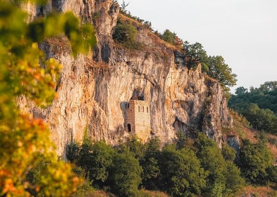 Château de Brengues. L'édifice, datant du XIIe siècle, a été bâti dans la pierre, à l'abri d'un vaste surplomb