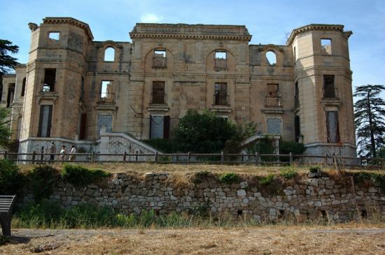 Façade Sud du château de la Buzine avant restauration