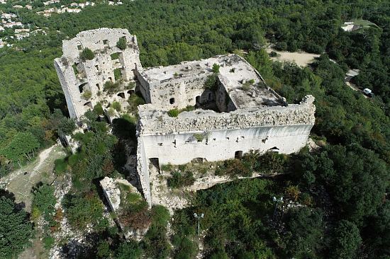 Vue du château du Castellas, à Forcalqueiret (Var)