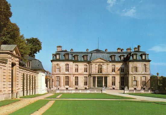 Château de Champs-sur-Marne (Seine-et-Marne) : façade et cour d'honneur