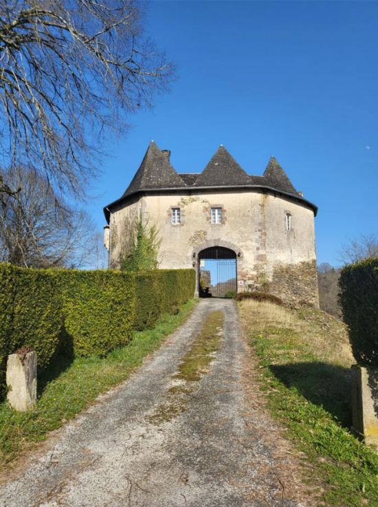 Poterne du château de Comborn, façade sud-ouest