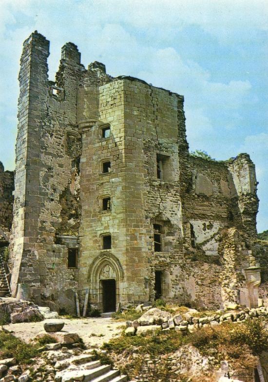 Ruines du château féodal de Montaigut-le-Blanc (Puy-de-Dôme)