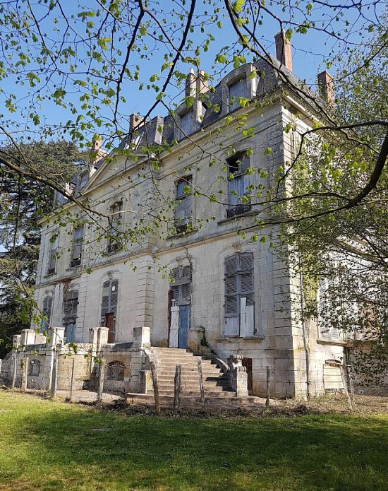 Le château du Haut-Buisson à Cherré-Au (Sarthe, Pays de la Loire)