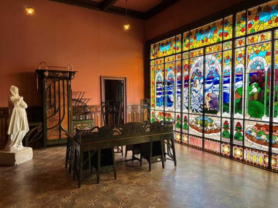 Cabinet de travail du château Laurens et son grand vitrail