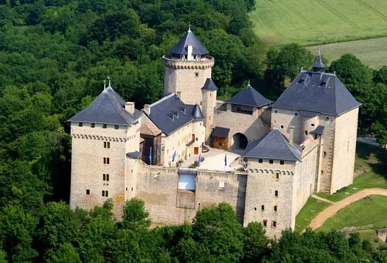 Le château de Malbrouck, à Manderen (Moselle), avec ses quatre tours d'angle baptisées tour de la Sorcière, de la Lanterne, du Rocher chauve et des Dames