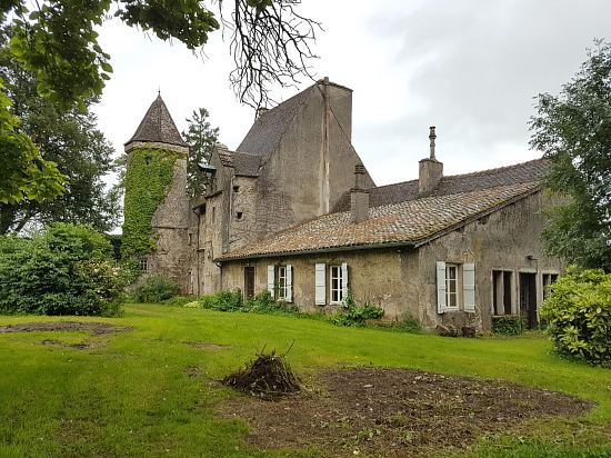 Façade sur cour de l'aile nord du château de Marigny à Fleurville faisant face au corps de ferme