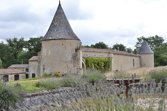 La propriété actuelle de Marsay, rebâtie au début du XVIIIe siècle, possède des éléments architecturaux remontant au XIIe siècle.