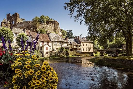 Nichées sur un éperon rocheux dominant la rivière de l'Auvézère, les ruines du château de Ségur dessinent mille ans d'histoire
